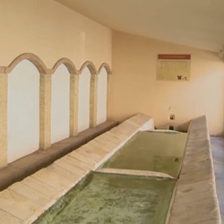 Smalle straat met oude stenen muur in Agost