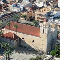 Kerk van Benejúzar met witte gevel