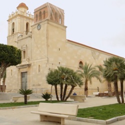 Straatbeeld van Benejúzar met berg op achtergrond