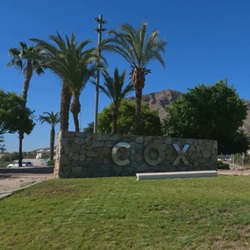 Wandelroute richting kasteel boven Cox Uitzicht over Cox vanaf hoger gelegen wandelpad