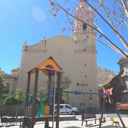 Straatbeeld in Cox met historische gevels