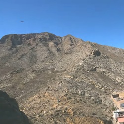 Groen laagland van Cox met irrigatiekanaal Groene boomgaard bij Cox met kanaal