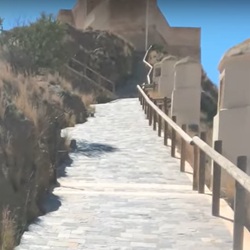 Fietspad langs citrusvelden nabij Cox