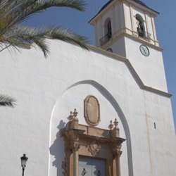 Kerk en dorpsplein in Dolores