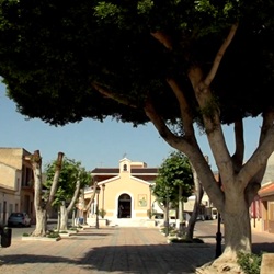 Wit dorpje aan de voet van een berg