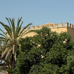 Wit huis met smeedijzeren balkon