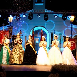 Bewoners op het dorpsplein van Granja