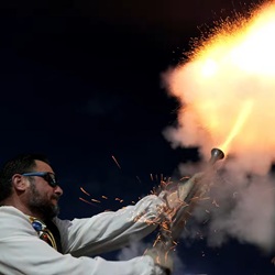 Optocht met bloemen en traditionele kleding in Granja de Rocamora