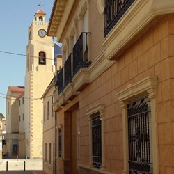 Straat met witte huizen in Granja de Rocamora