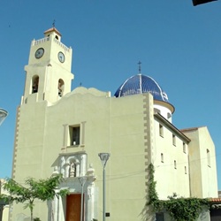 Smalle straat met witgepleisterde huizen