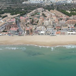 Druk strand in het centrum van Guardamar