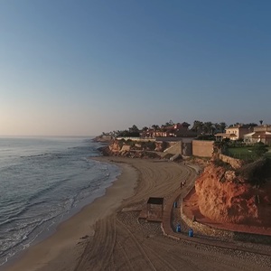 Strand en golven bij Playa Flamenca