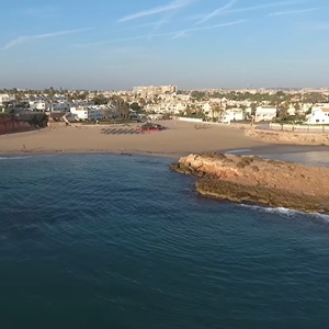 Zicht op strand en zee bij Orihuela Costa