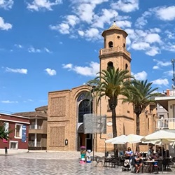 Straatbeeld Pilar de la Horadada met palmbomen en witgekalkte huizen