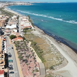 Ligstoelen op strand Mil Palmeras
