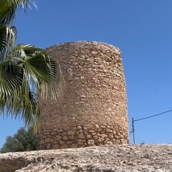 Fietser op landweg bij San Miguel de Salinas