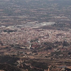 Uitzicht op Crevillent met Sierra op de achtergrond Gezicht op Crevillent met bergen