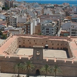 Straatbeeld in Santa Pola met historische gevels