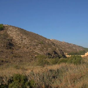 Uitzicht op de natuur rondom Elda met bergachtige omgeving