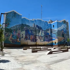 Historisch straatbeeld in Elda met zicht op pleinen en gebouwen