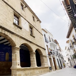 Sfeervolle markt met streekproducten in Benissa