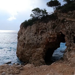 Kalkstenen kliffen aan Cala del Moraig