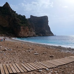 Uitzicht op de kliffen en zee bij Cala del Moraig in Benitachell