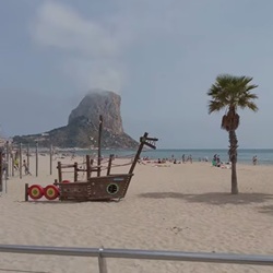 Strand en boulevard in Calp met uitzicht op Peñón de Ifach