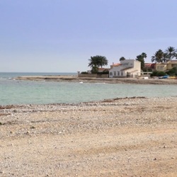 Strand met kiezels in Els Poblets