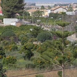 Kustlijn met kiezelstrand en vissersbootjes