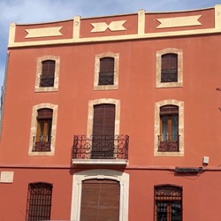 Straatbeeld met traditionele gevels in Pedreguer