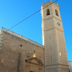 Historisch centrum van Teulada met kerk en straatje