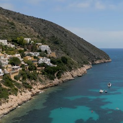 Baai en kust bij Moraira