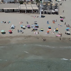 Zandstrand in Moraira met palmbomen