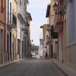 Wijnvelden in Xaló met bergen op de achtergrond