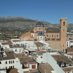 Straatbeeld witgekalkte huizen Altea