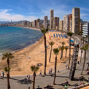 Zandstrand en skyline van Benidorm