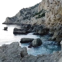 Zicht over het strand van Cala de Finestrat met helder water Zicht over het strand van Cala de Finestrat met helder water