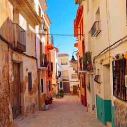 Kerk en straat in historisch centrum Finestrat Kerk en straat in historisch centrum Finestrat