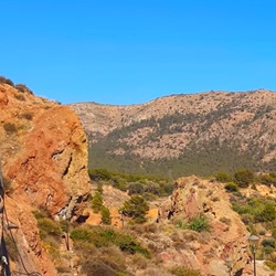 Fruitbomen en droog landschap bij Finestrat