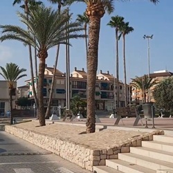Wandelen langs de vuurtoren van Albir