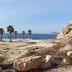 Wandelroutes Villajoyosa Wandelaars op een route langs kliffen bij Villajoyosa