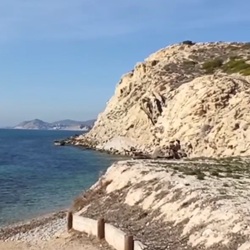 Kalkstenen kliffen Villajoyosa Kalkstenen kliffen met kustflora