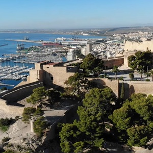 Kust van Alicante stad met rotsen en baai