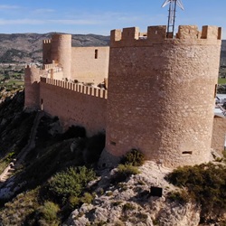 Straatbeeld in historisch Castalla