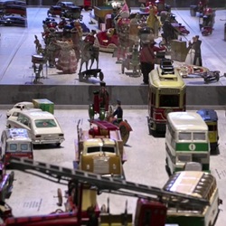 Straatbeeld Ibi met speelgoedbeelden