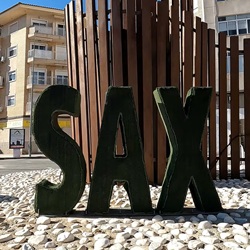 Uitzicht op Sax met kasteel