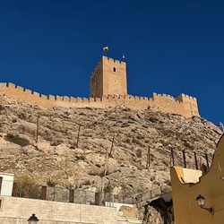 Straatbeeld Sax met bedrijvigheid