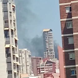 Zwarte rookpluim boven Benidorm tijdens brand in Armanello op 5 augustus 2026