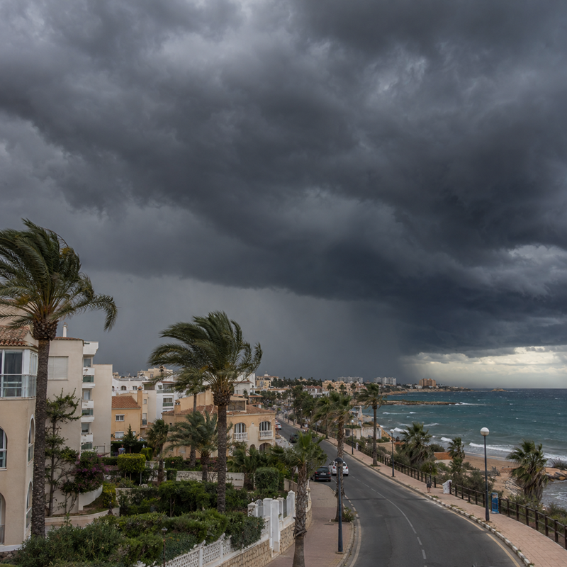 Onweer en zware regen boven Orihuela Costa
